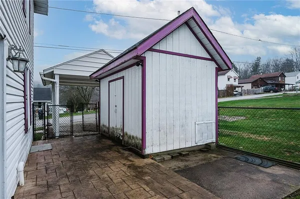 a view of a house with backyard