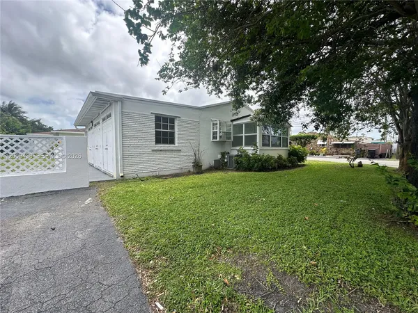 $2,600 | 122 Northeast 2nd Avenue, Hallandale Beach, FL 33009
