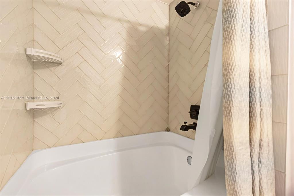 533 Northeast 3rd Avenue, Unit 229 Fort Lauderdale, FL 33301 - Photo 17 of 24 a bathroom with a bathtub