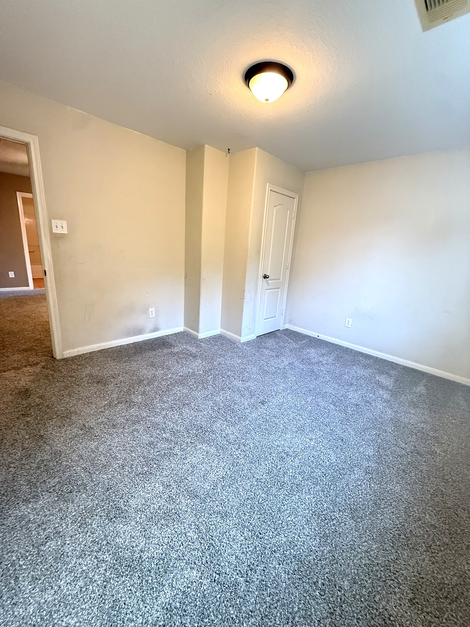 9429 Lambright Road Houston, TX 77075 - Photo 31 of 40 Bedroom #3 upstairs offers a built in nook perfect for larger furniture placement.