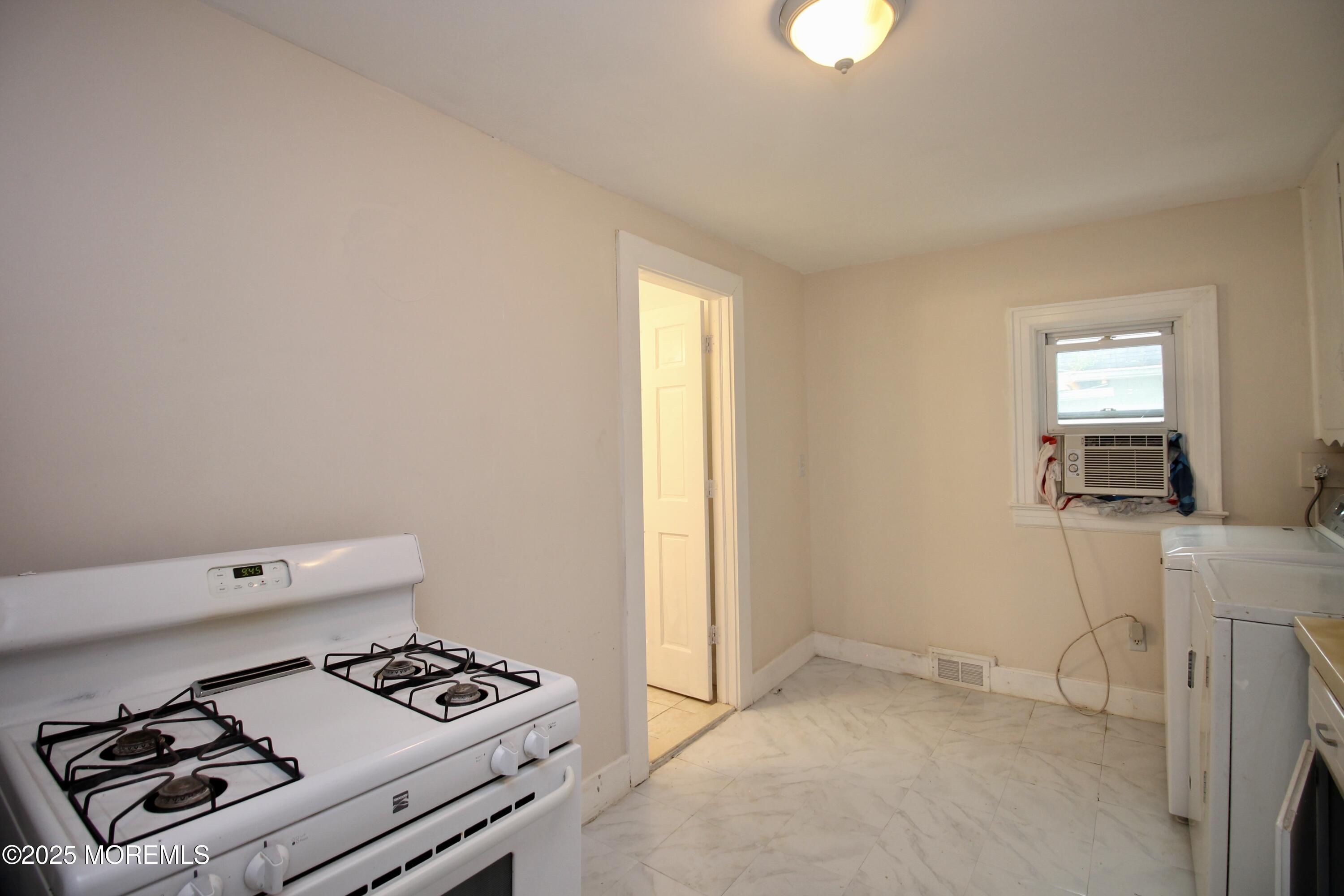33 Weaverville Road Freehold, NJ 07728 - Photo 13 of 26 8DE37B46-10A5-4CE8-A2F6-5441C75F78CD_1_2
