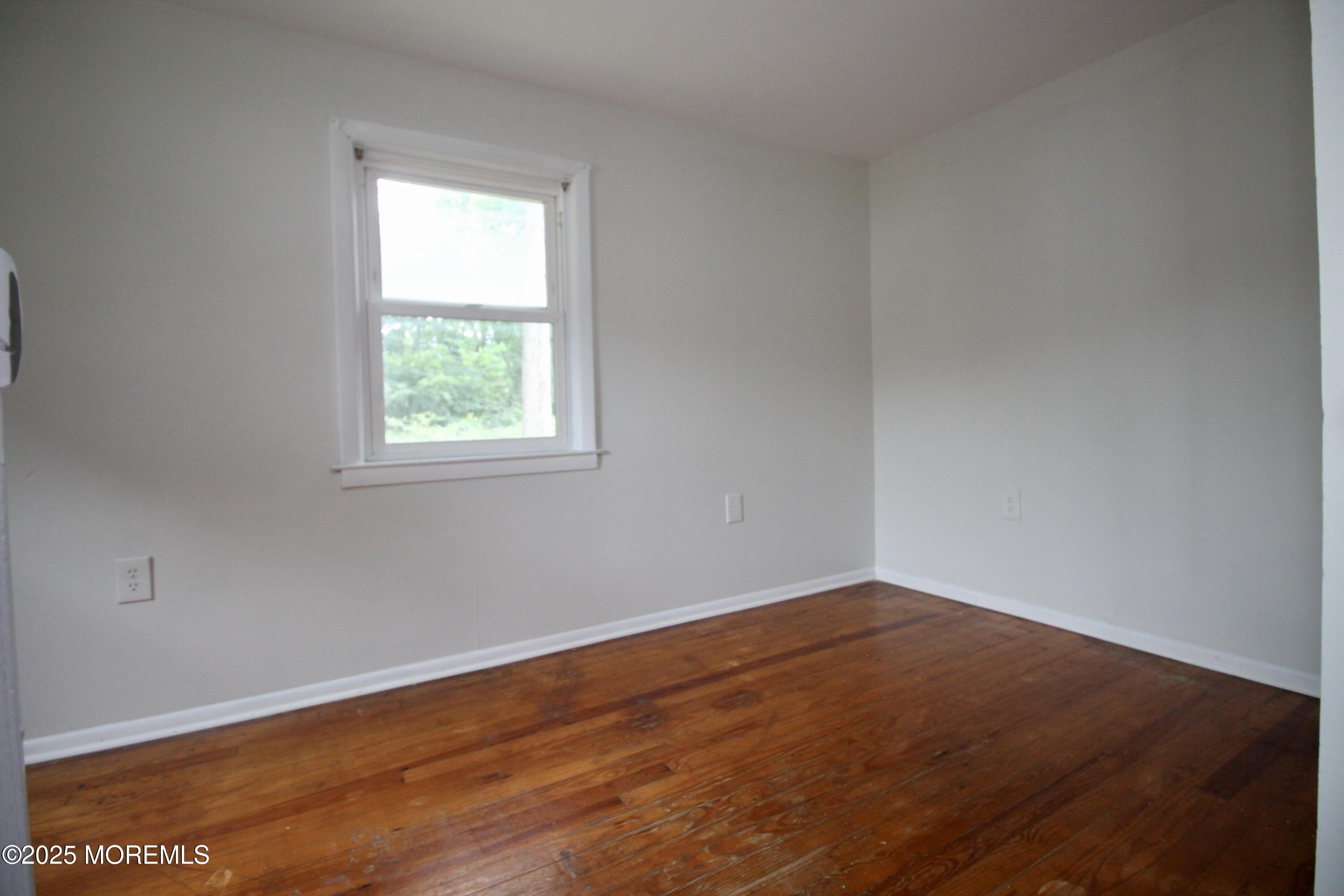 33 Weaverville Road Freehold, NJ 07728 - Photo 17 of 26 65C5548E-4F43-4A45-97DD-0EEA19FCBB1A_1_2