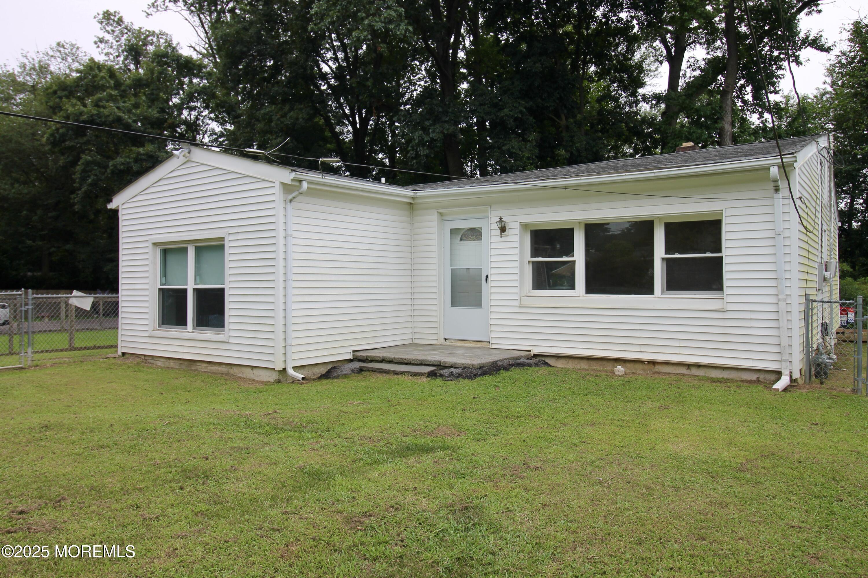 33 Weaverville Road Freehold, NJ 07728 - Photo 4 of 26 BE19A411-2CD6-4F6F-9E99-35E5A8B37EB2_1_2