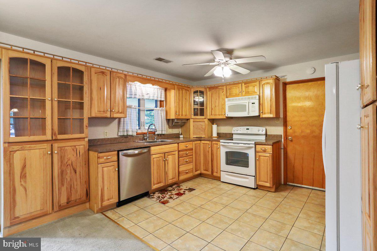 13506 Spriggs Road Hagerstown, MD 21742 - Photo 11 of 43 Hickory cabintry in Kitchen