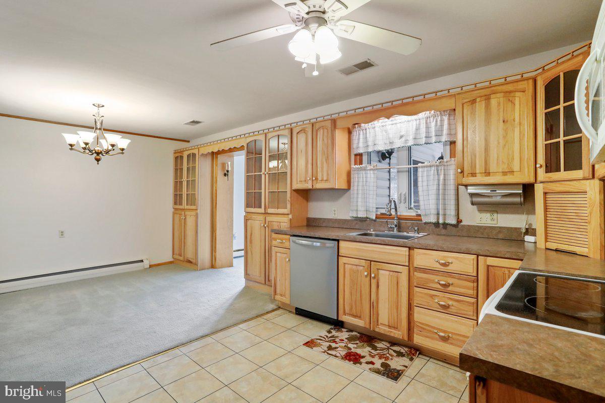 13506 Spriggs Road Hagerstown, MD 21742 - Photo 14 of 43 Kitchen and Dining open