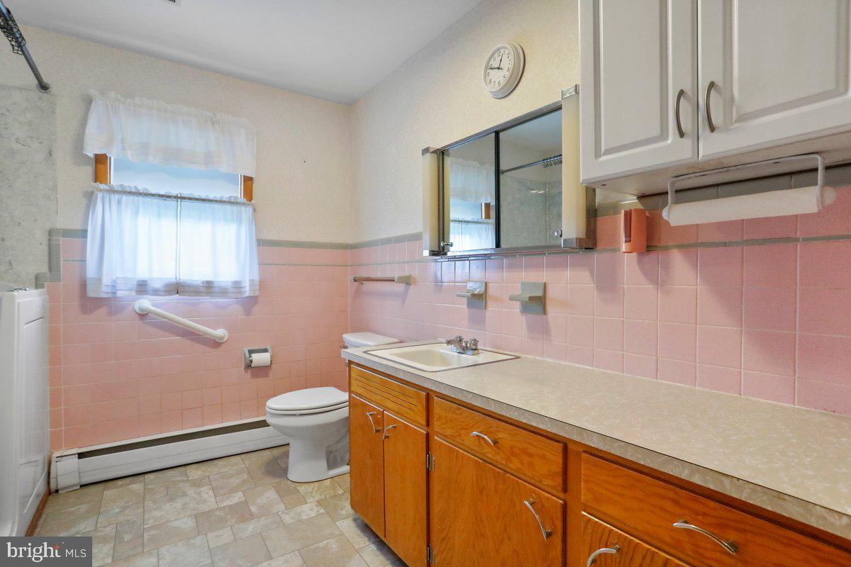 13506 Spriggs Road Hagerstown, MD 21742 - Photo 19 of 43 Bath room Main Level