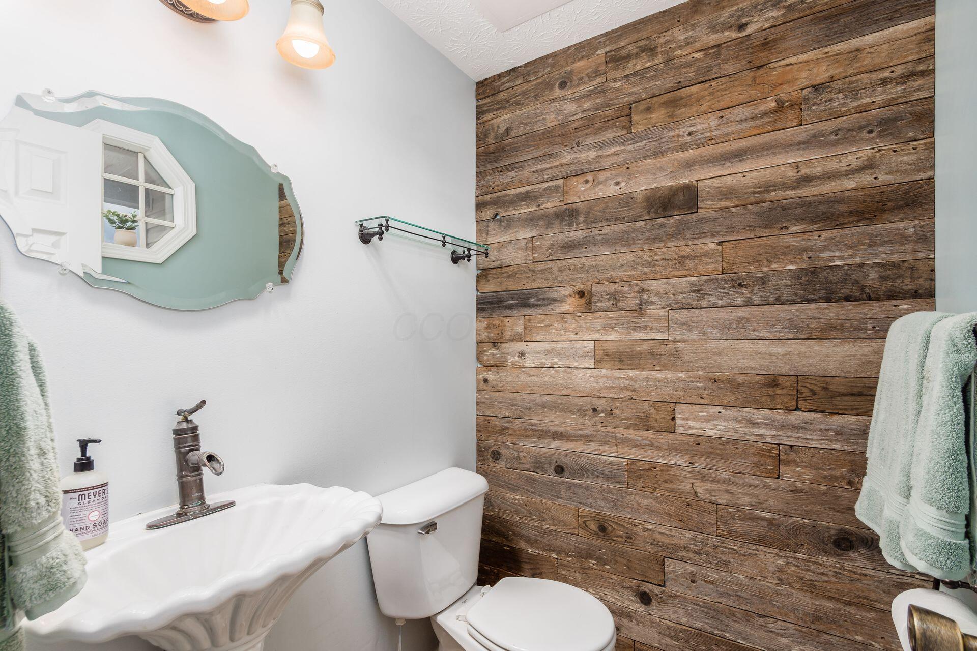 2535 Linbaugh Road Grove City, OH 43123 - Photo 4 of 40 1st Floor Half Bath