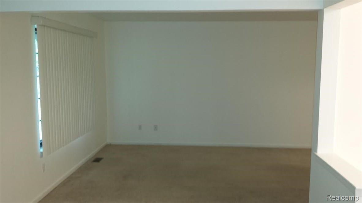 1875 Allenway Court, Unit 93 Rochester, MI 48309 - Photo 3 of 19 Living room.jpg