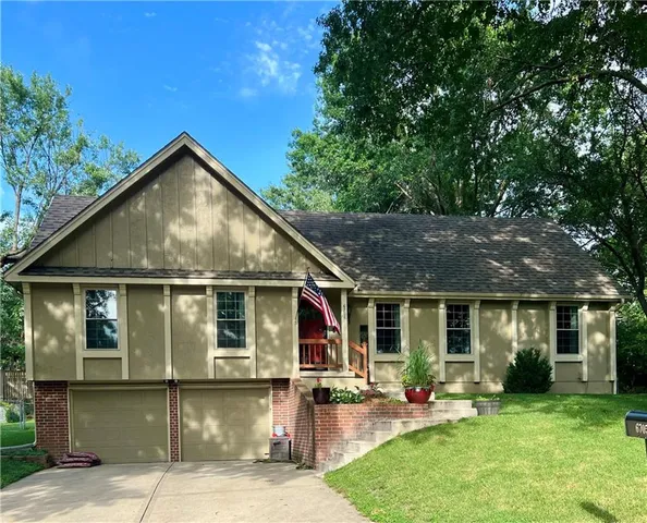 $354,000 | 6705 Northwest Mirror Lake Terrace, Parkville, MO 64152