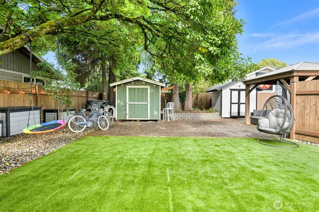 a view of a house with backyard