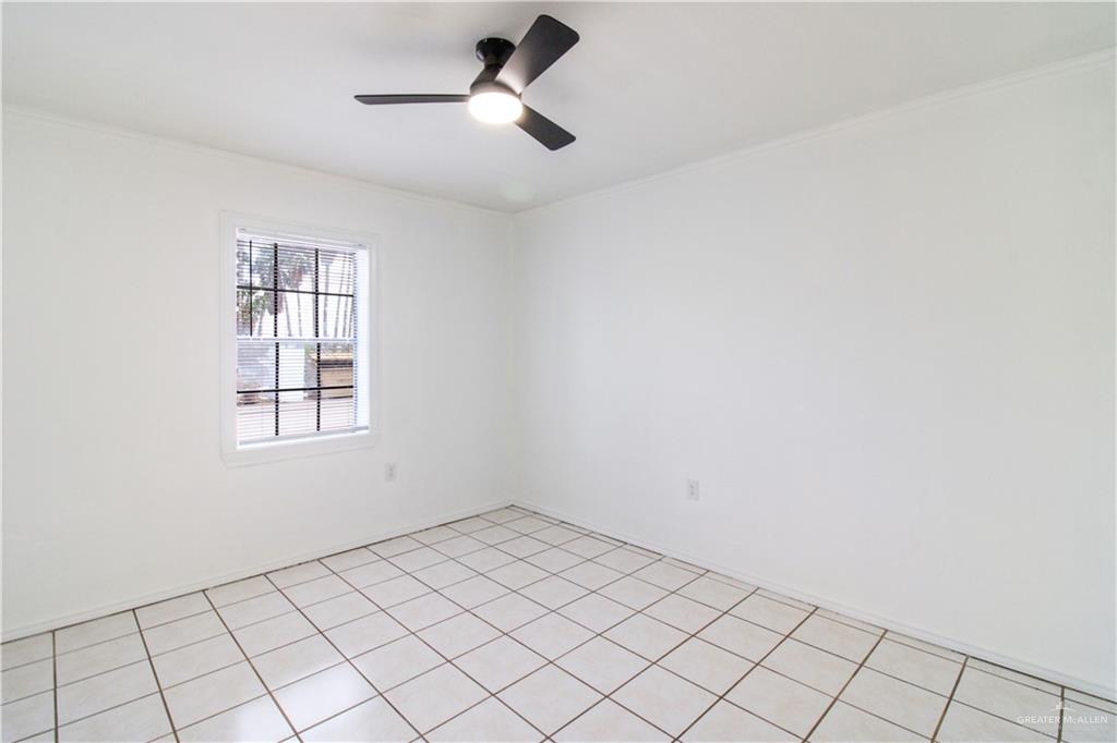 2612 West 17 1/2 Street, Unit 7 McAllen, TX 78504 - Photo 8 of 14 an empty room with windows