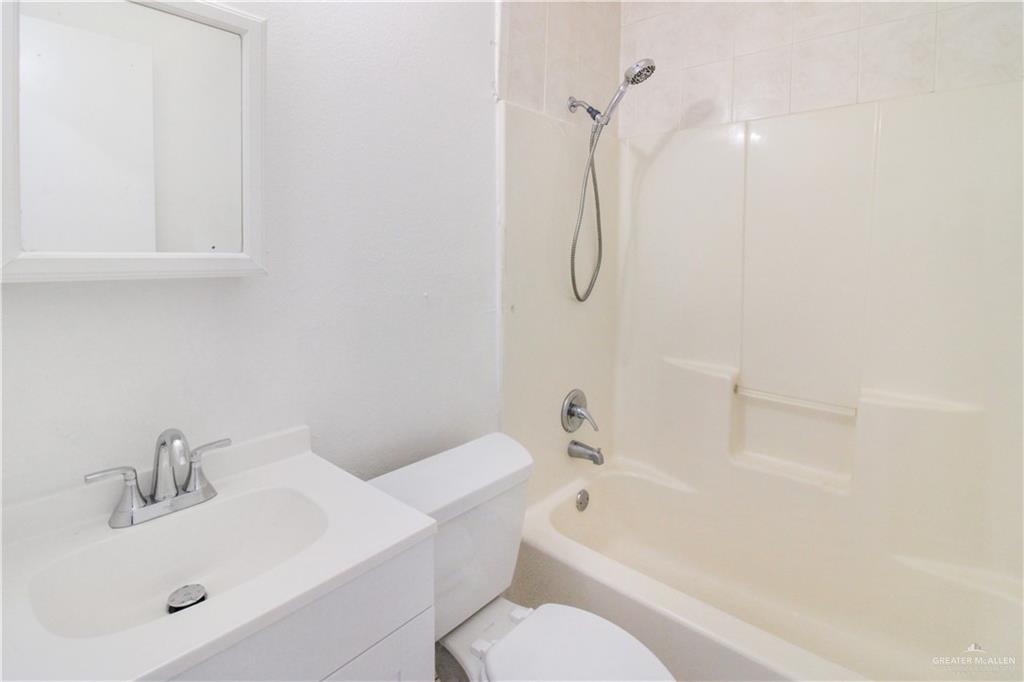 2612 West 17 1/2 Street, Unit 7 McAllen, TX 78504 - Photo 10 of 14 a bathroom with a sink a toilet and a bathtub
