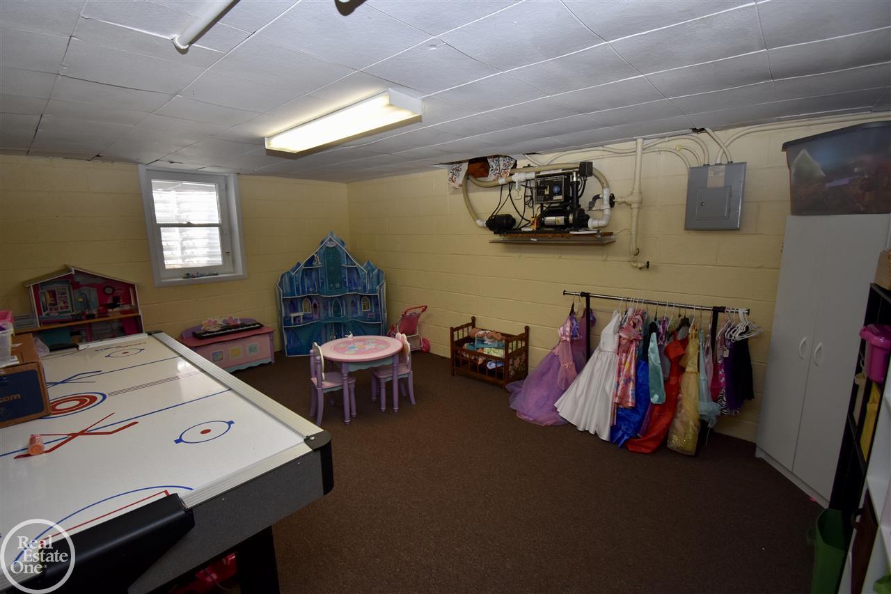 1596 South Renaud Road Grosse Pointe, MI 48236 - Photo 39 of 48 31348359-38.JPG