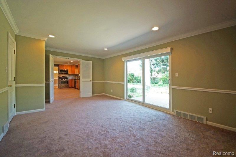 21473 River Road Grosse Pointe, MI 48236 - Photo 11 of 26 DSC02458.JPG