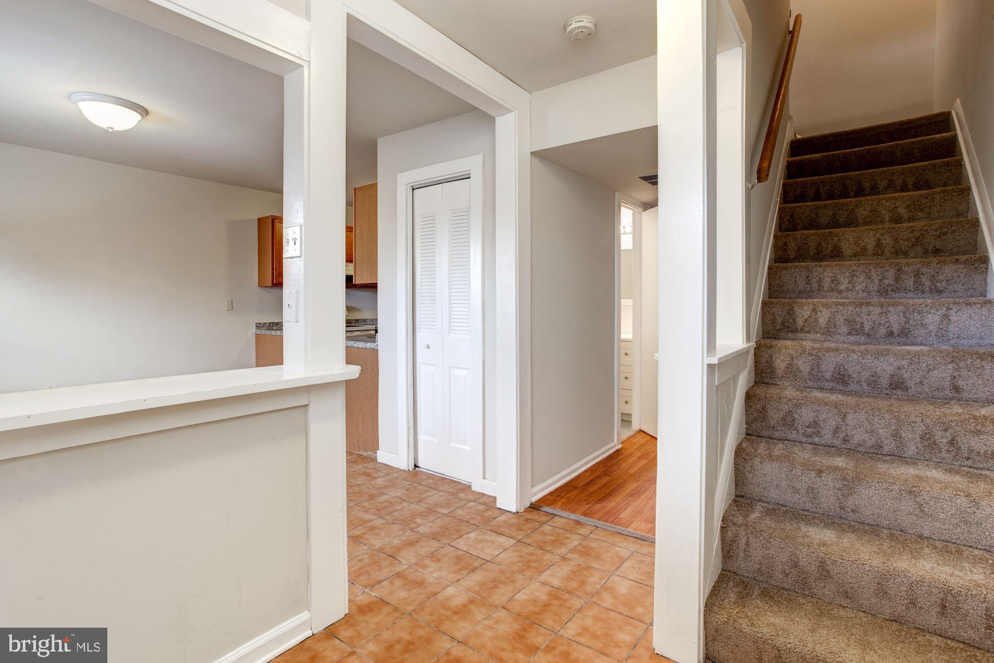 44 Vienna Court Frederick, MD 21702 - Photo 2 of 39 Foyer