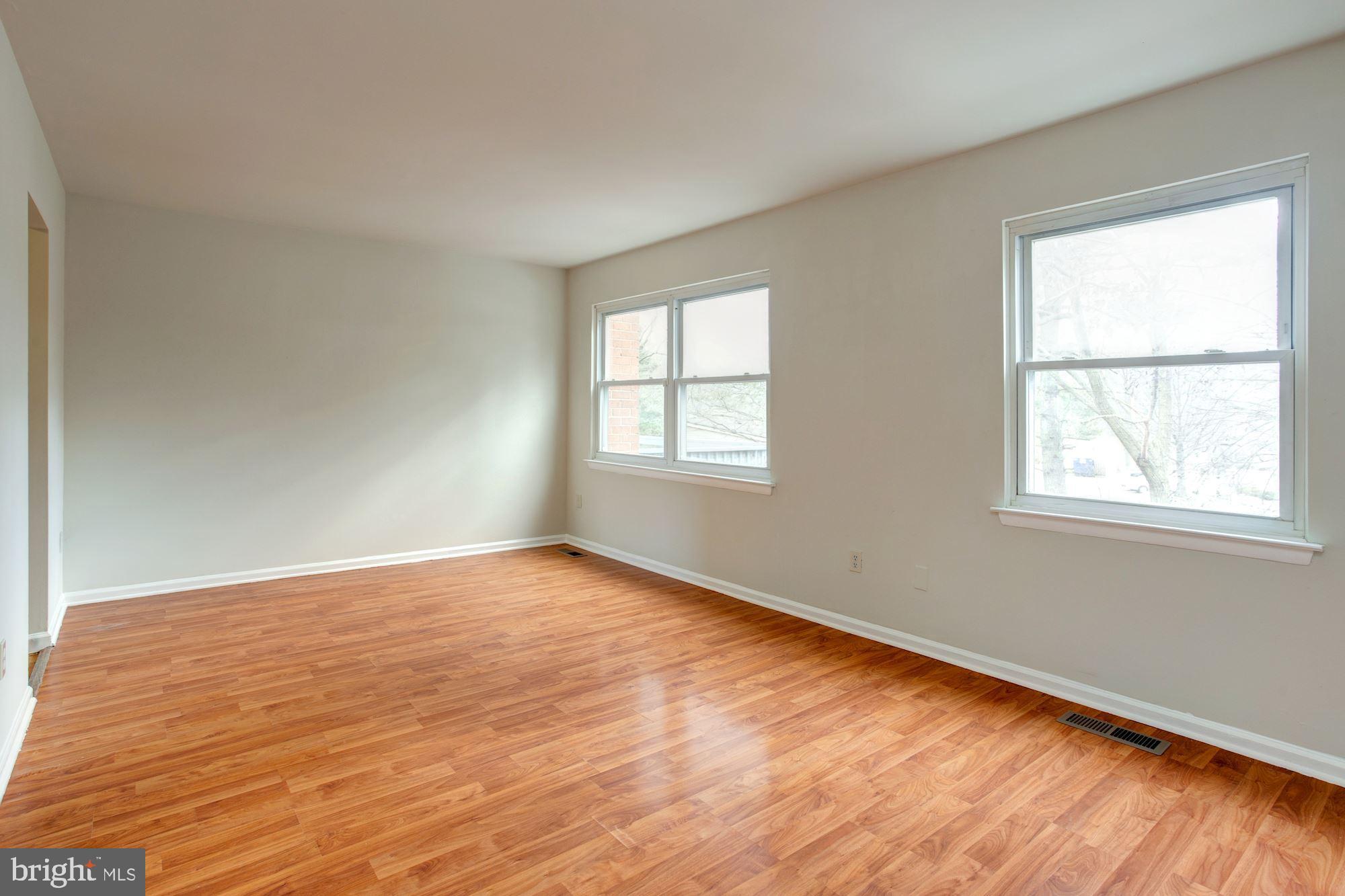 44 Vienna Court Frederick, MD 21702 - Photo 6 of 39 Living Room