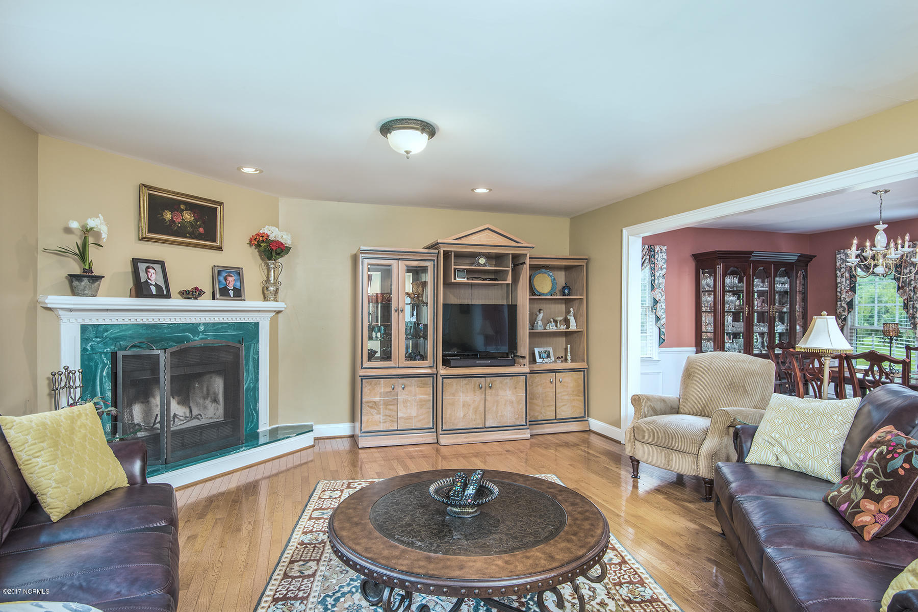 137 Pirates Road New Bern, NC 28562 - Photo 2 of 43 Spacious Living Room