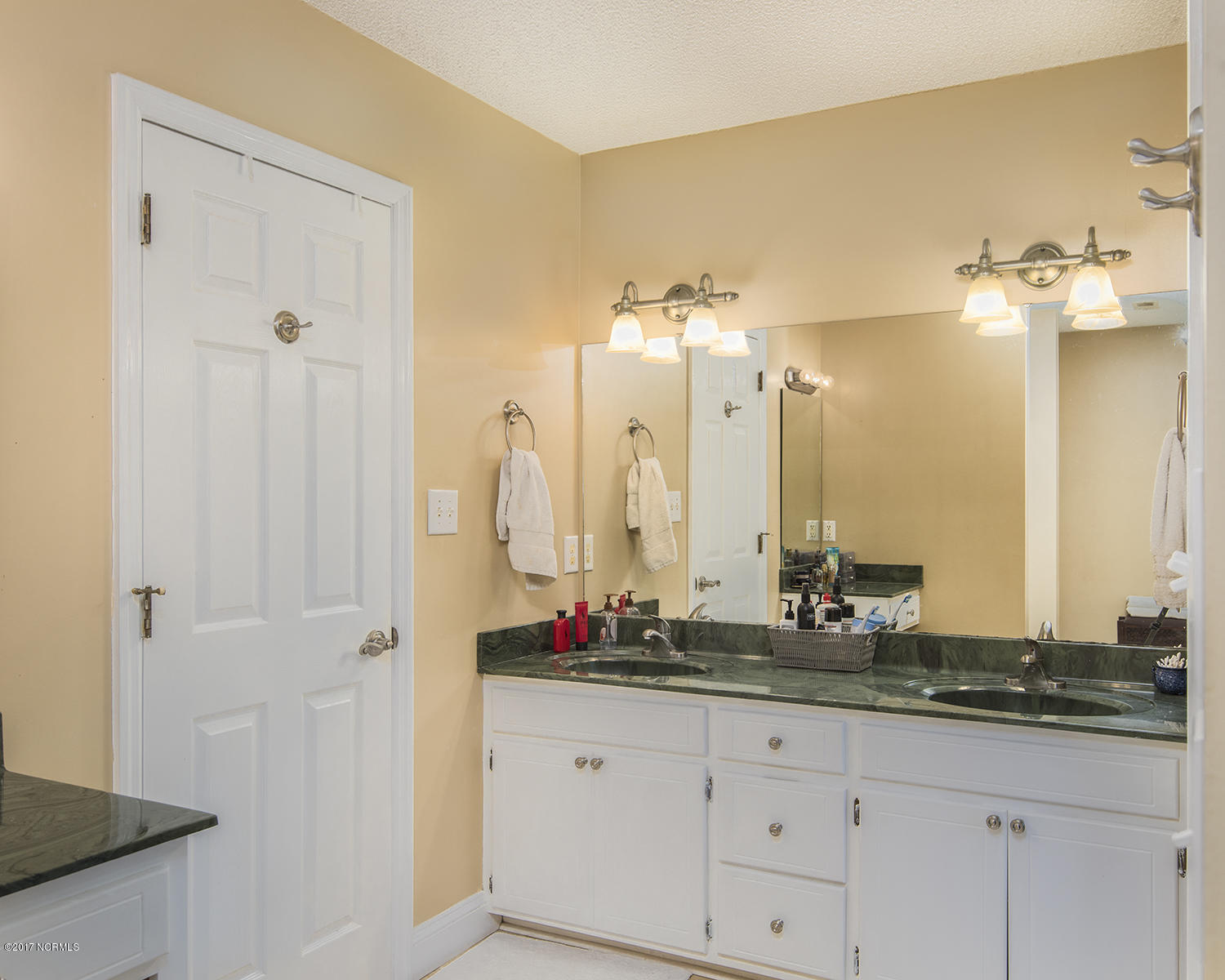 137 Pirates Road New Bern, NC 28562 - Photo 22 of 43 Master Bathroom