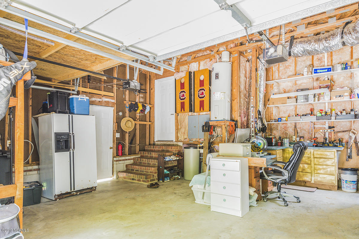 137 Pirates Road New Bern, NC 28562 - Photo 30 of 43 Garage