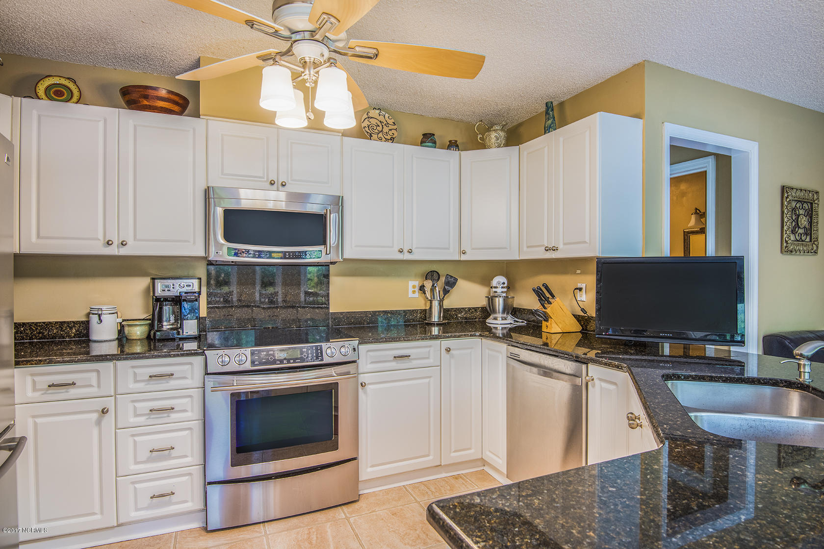 137 Pirates Road New Bern, NC 28562 - Photo 3 of 43 Granite Countertops
