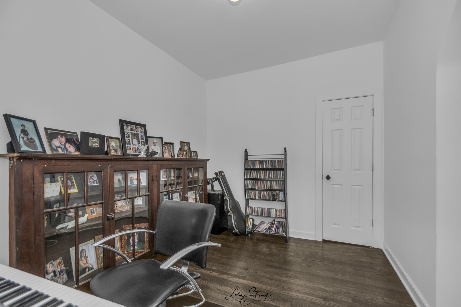 3637 North Pulaski Road Chicago, IL 60641 - Photo 14 of 34 a view of a livingroom with a bookshelf