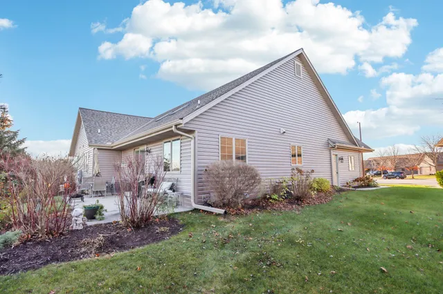 $449,900 | W203N16198 Pin Oak Circle, Unit 2, Jackson, WI 53037