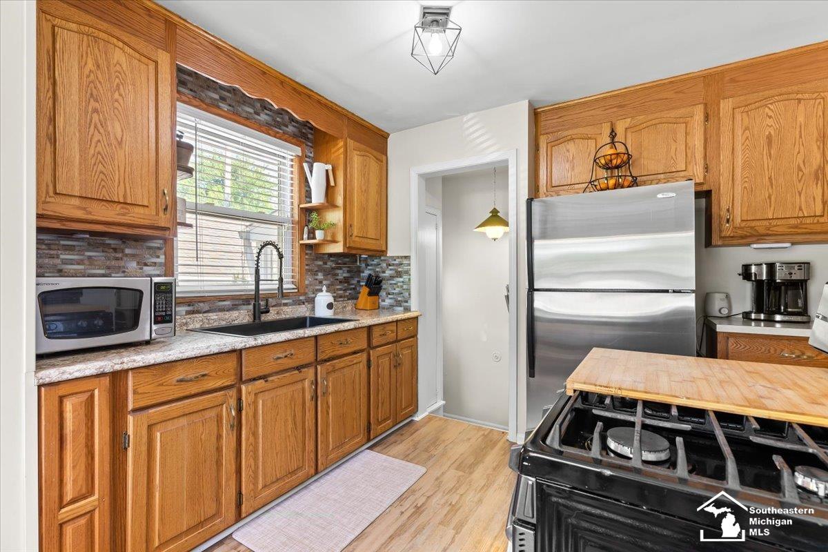 25745 Gibraltar Road Flat Rock, MI 48134 - Photo 8 of 27 50143784-20c745ea-1ae1-4417-a8d7-21a53e22392e.JPG
