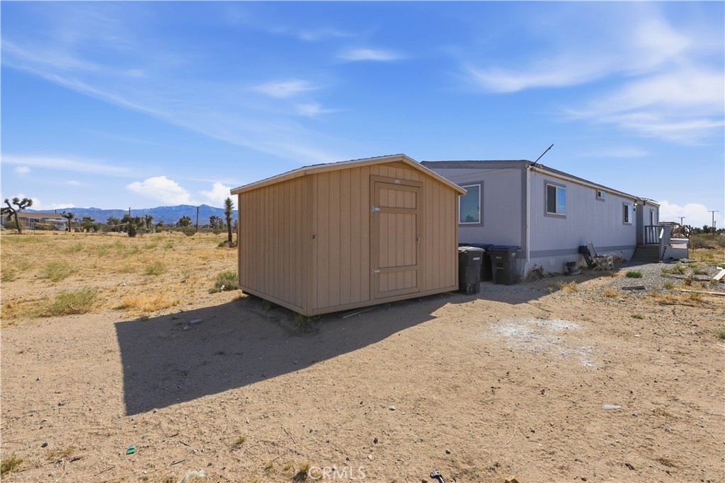 5885 Dos Palmas Road Phelan, CA 92371 - Photo 4 of 40 a view of a backyard of the house
