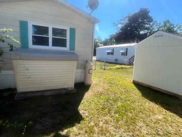a view of a house with backyard