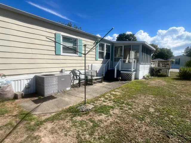 a view of a house with backyard