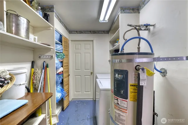 a view of an entryway with a workspace