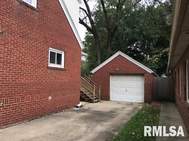 2144 South Walnut Street Springfield, IL 62704 - Photo 3 of 24