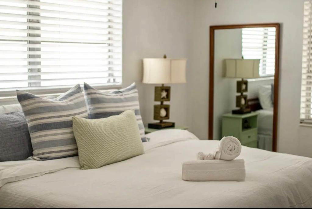 3232 Northeast 15th Street Pompano Beach, FL 33062 - Photo 11 of 16 a living room with furniture and a lamp