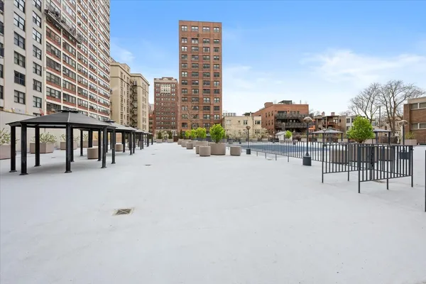 $320,000 | 525 West Hawthorne Place, Unit 1401, Chicago, IL 60657