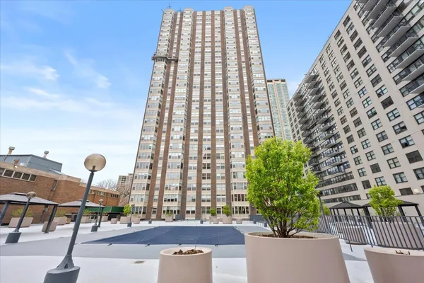 $320,000 | 525 West Hawthorne Place, Unit 1401, Chicago, IL 60657