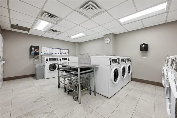 $320,000 | 525 West Hawthorne Place, Unit 1401, Chicago, IL 60657