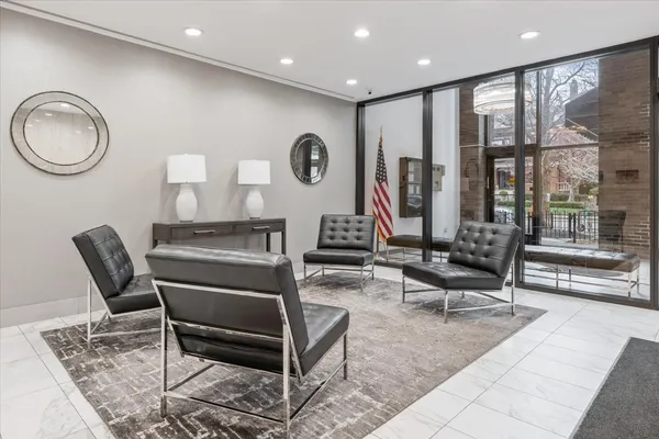 $320,000 | 525 West Hawthorne Place, Unit 1401, Chicago, IL 60657