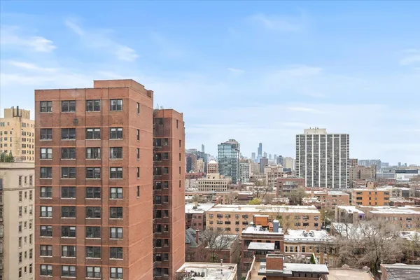 $320,000 | 525 West Hawthorne Place, Unit 1401, Chicago, IL 60657