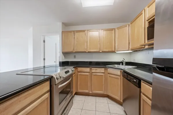 $320,000 | 525 West Hawthorne Place, Unit 1401, Chicago, IL 60657