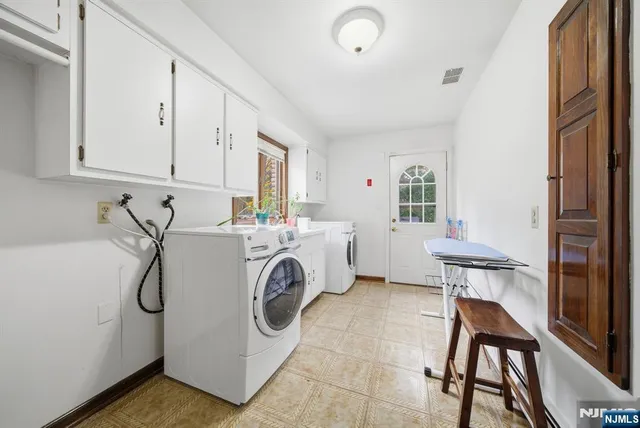 $1,899,000 | 319 Truman Drive, Cresskill, NJ 07626