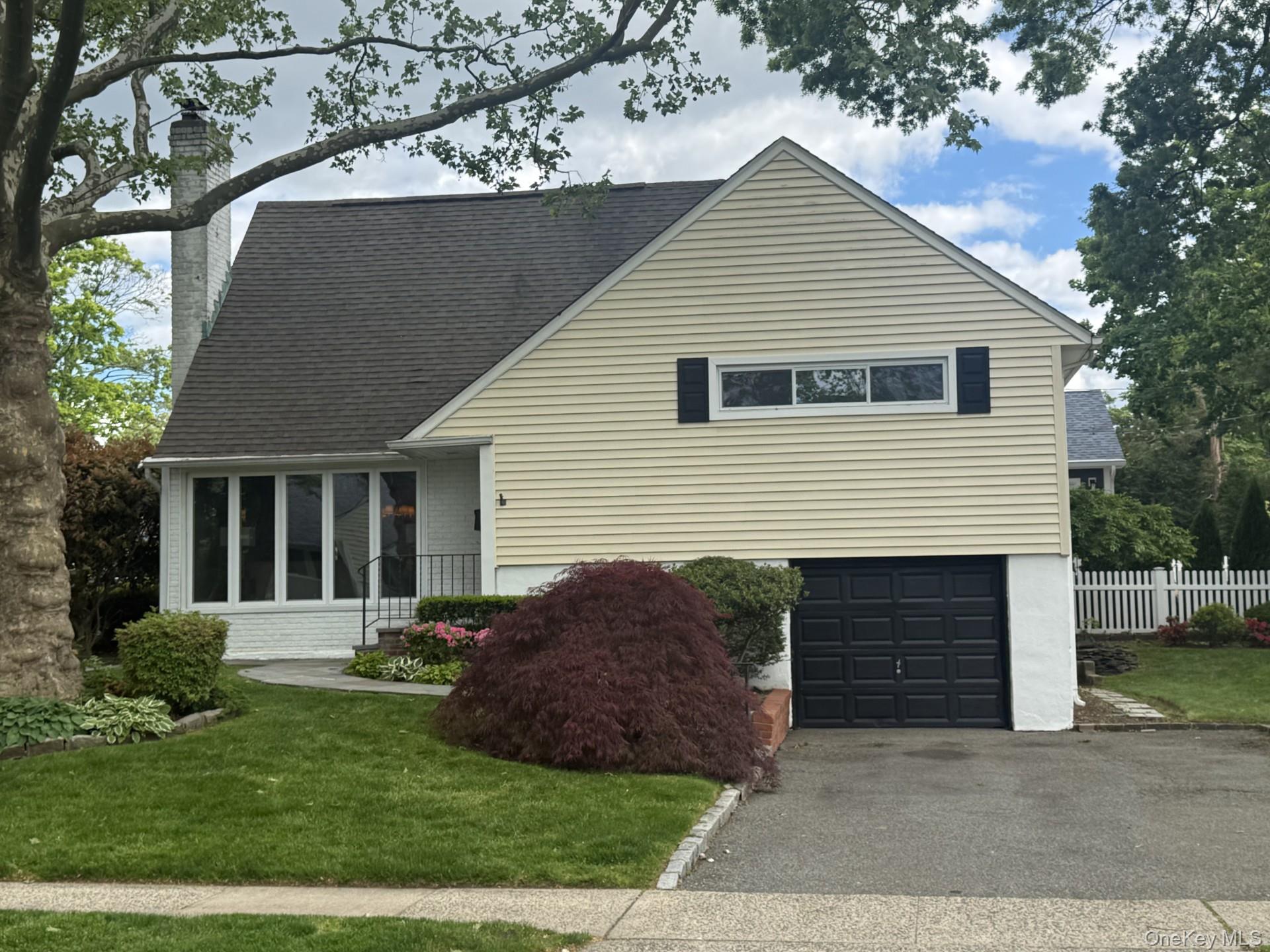 43 Plymouth Road Port Washington, NY 11050 - Photo 1 of 20