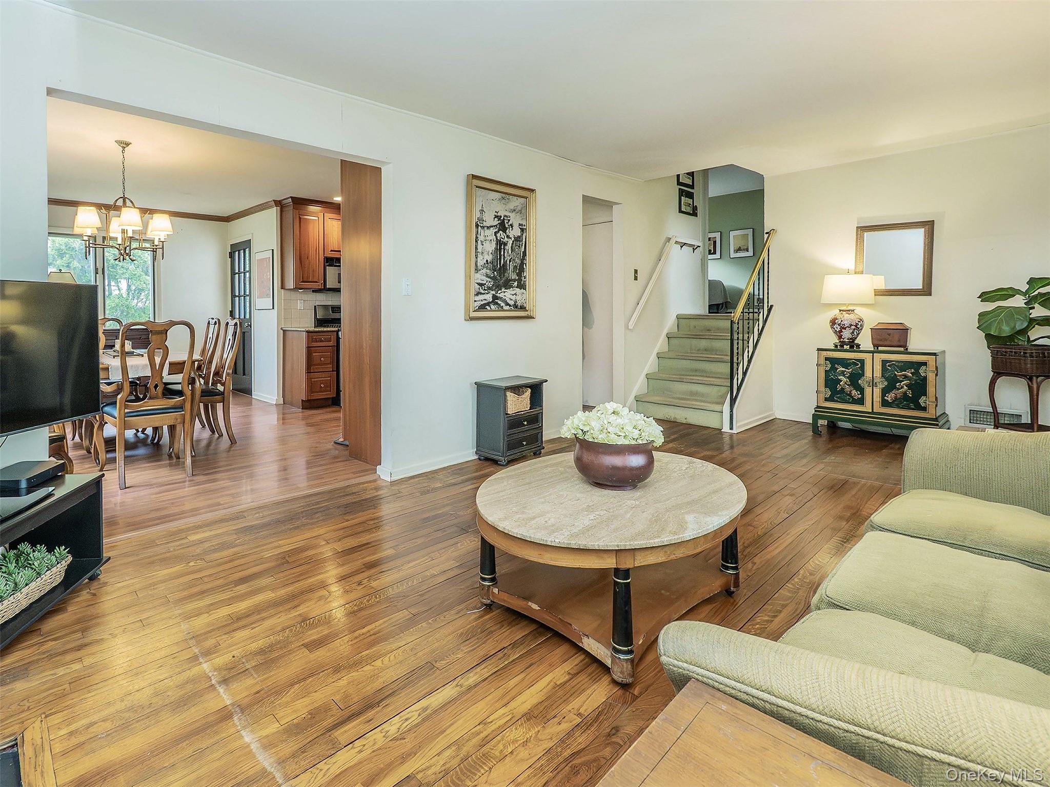 43 Plymouth Road Port Washington, NY 11050 - Photo 2 of 20