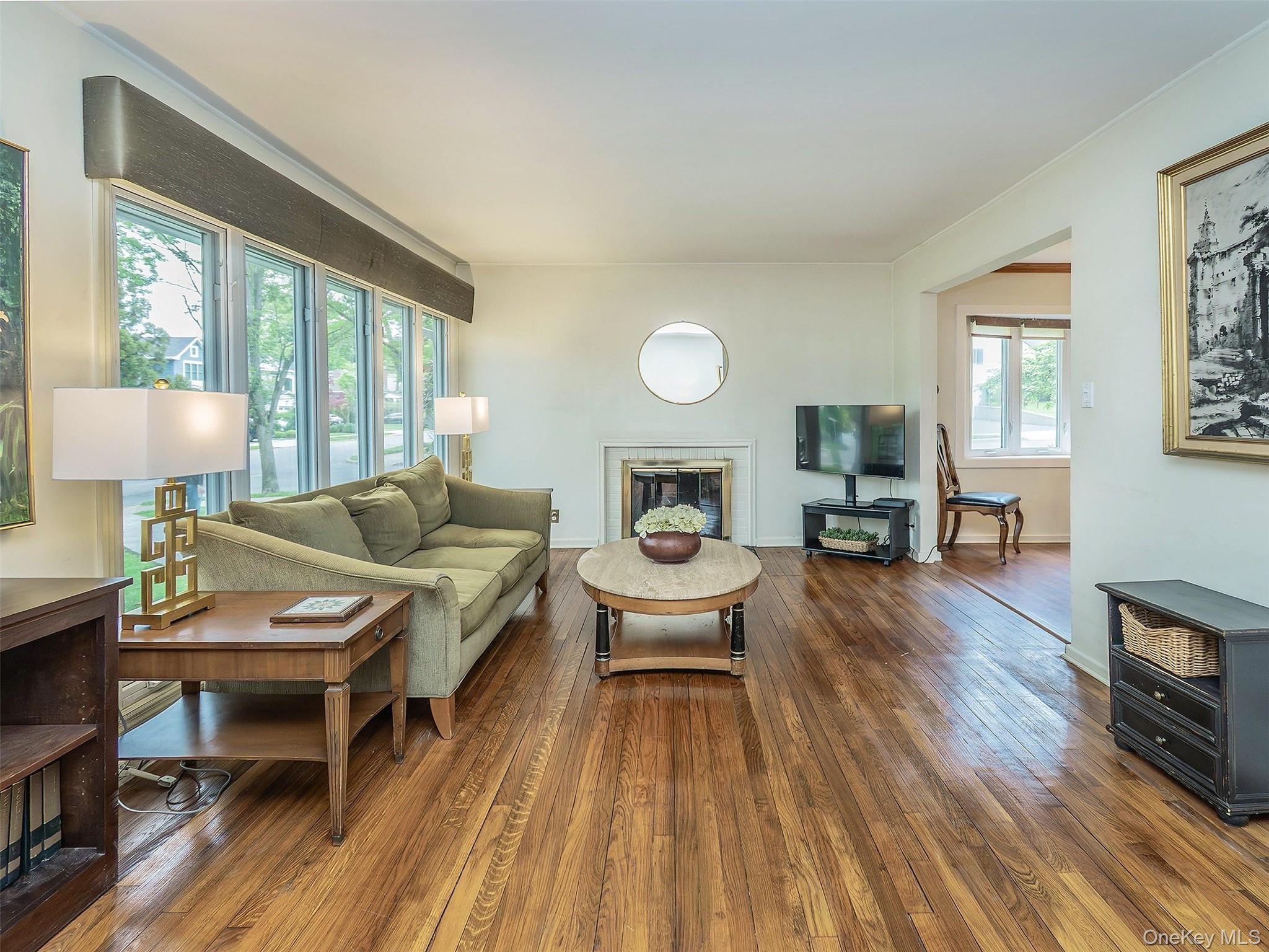 43 Plymouth Road Port Washington, NY 11050 - Photo 3 of 20