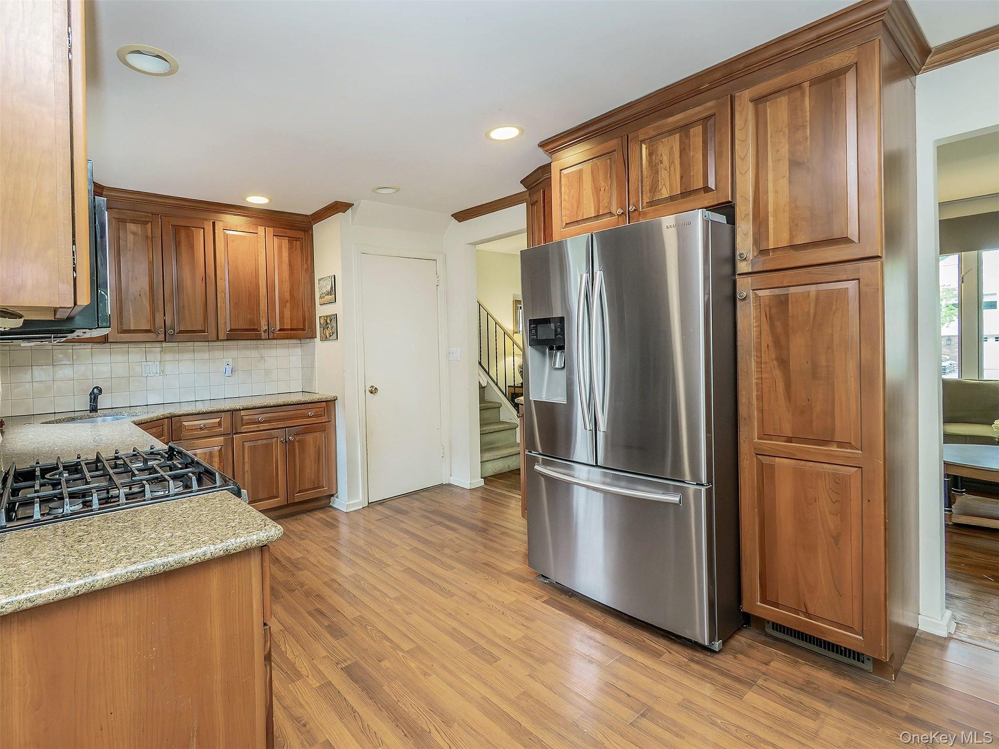 43 Plymouth Road Port Washington, NY 11050 - Photo 6 of 20