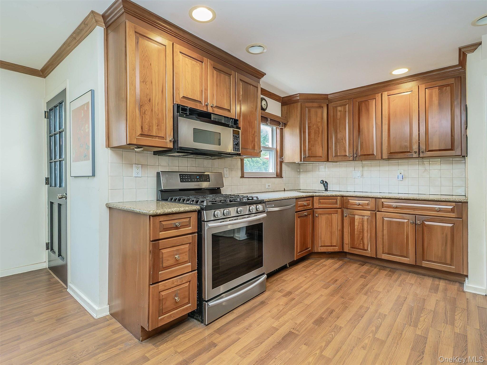 43 Plymouth Road Port Washington, NY 11050 - Photo 7 of 20