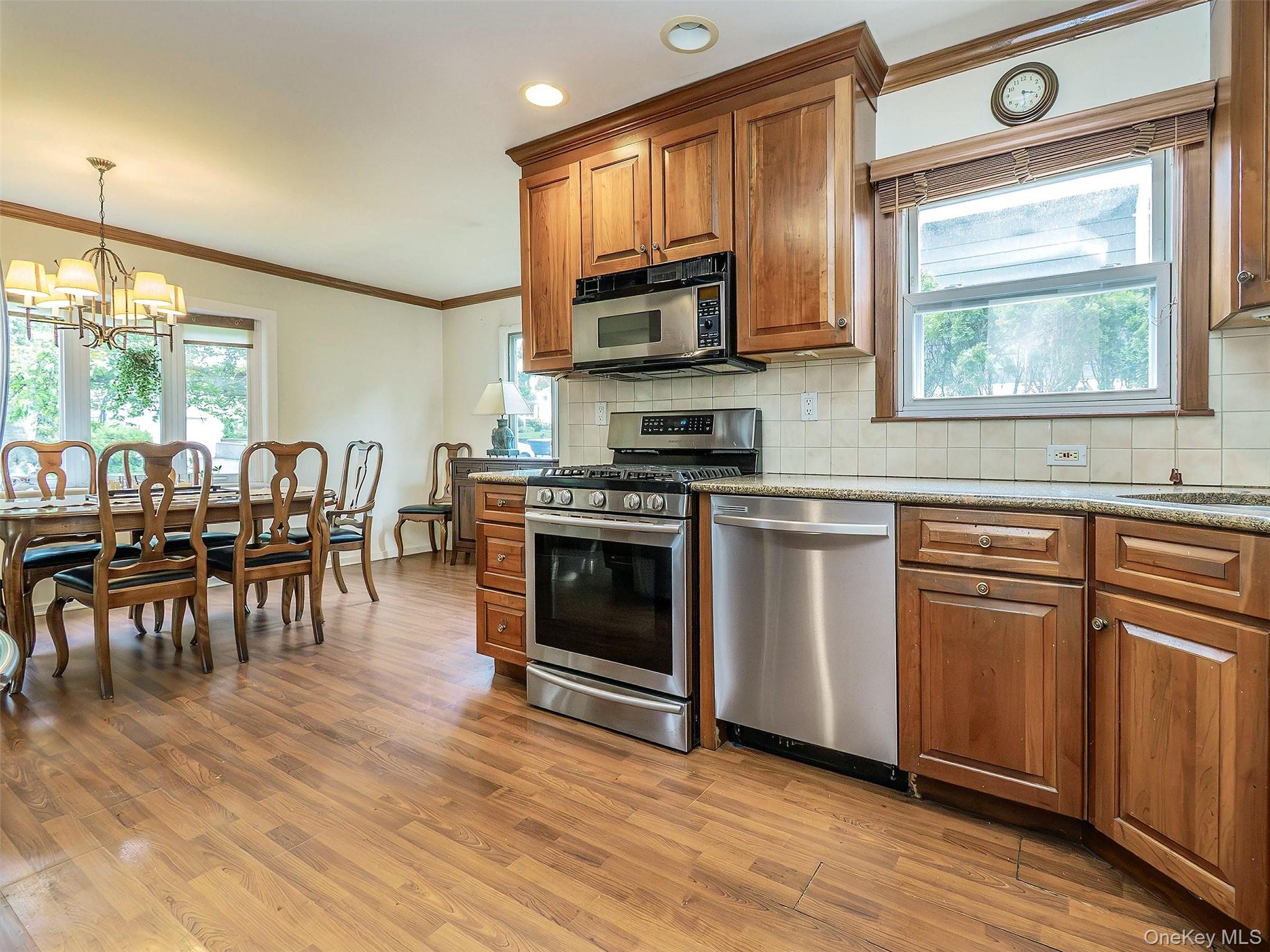 43 Plymouth Road Port Washington, NY 11050 - Photo 8 of 20