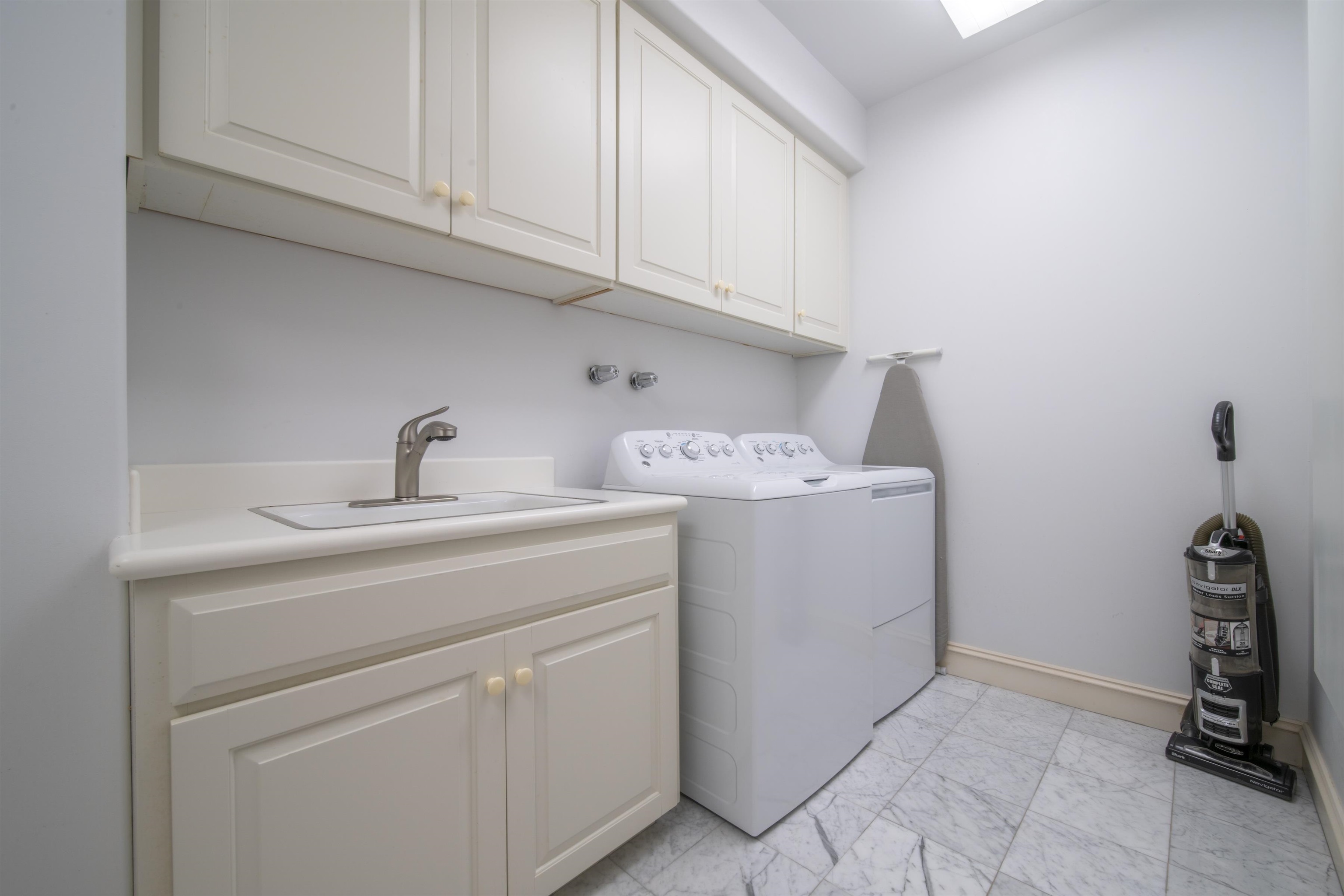 212 Crestview Road Lahaina, HI 96761 - Photo 28 of 50 a utility room with dryer and washer