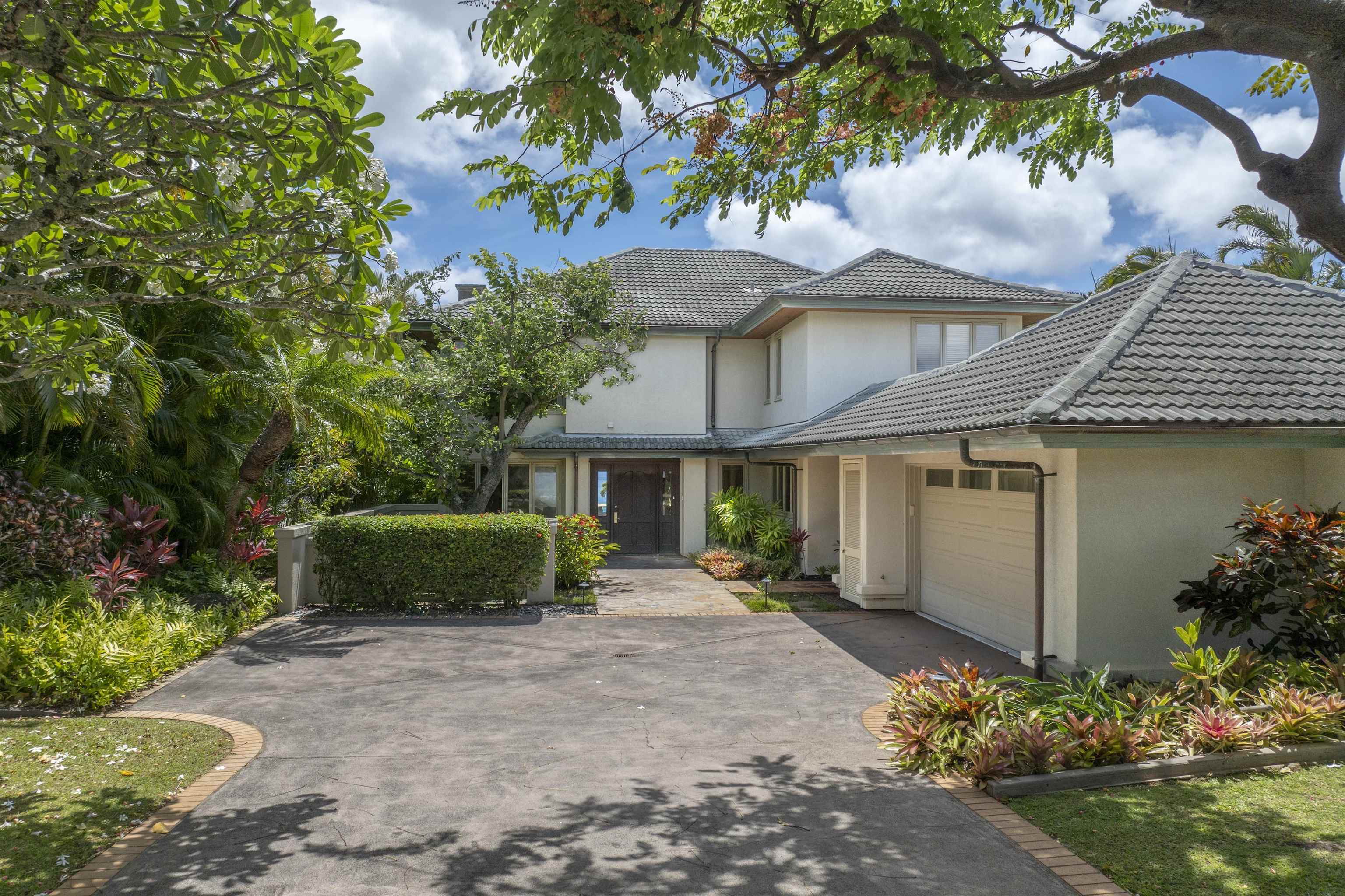 212 Crestview Road Lahaina, HI 96761 - Photo 4 of 50 a front view of a house with a yard