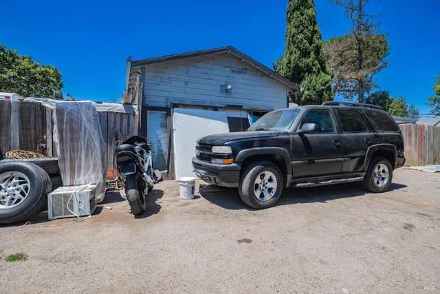 a view of a car in front of a house