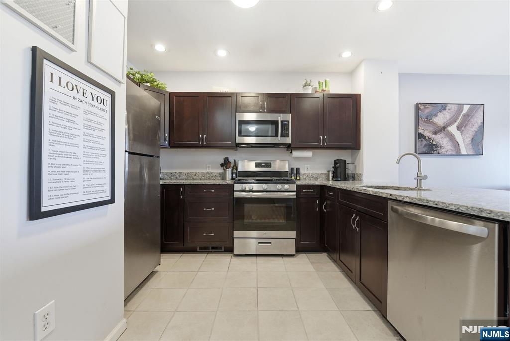 242 The Promenade, Unit 242 Edgewater, NJ 07020 - Photo 10 of 49
